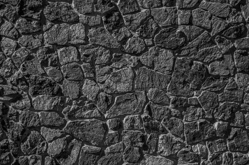 Parete di massi grezzi immagine in bianco e nero. muratura in pietra immagini stock