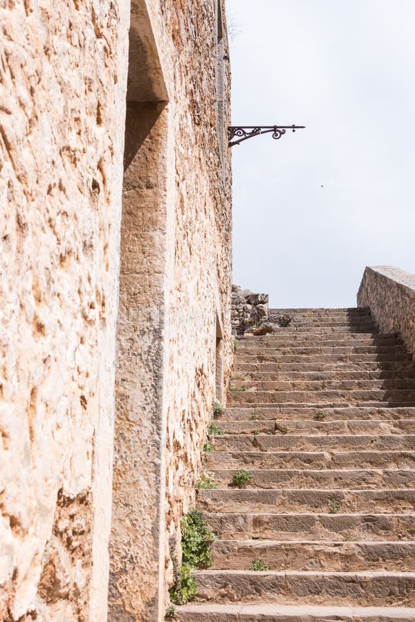 Parete di pietra con il portale e scala di una fortezza medievale fotografia stock libera da diritti Parete di pietra con il portale e scala di una fortezza medievale fotografia stock libera da diritti