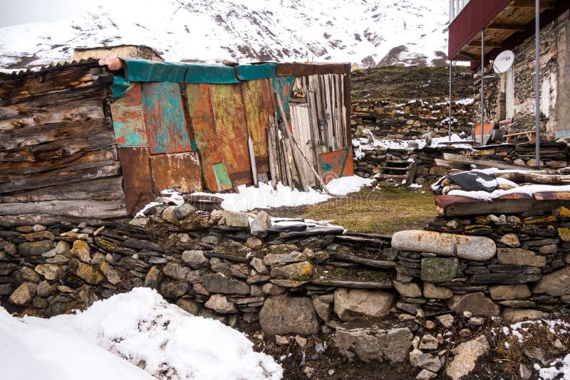 Parete di pietra nel villaggio di ushguli fotografie stock libere da diritti Parete di pietra nel villaggio di ushguli fotografie stock libere da diritti