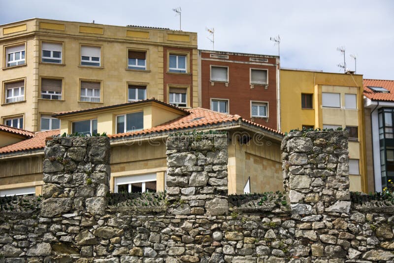 Muro ed edificio 1 fotografia stock