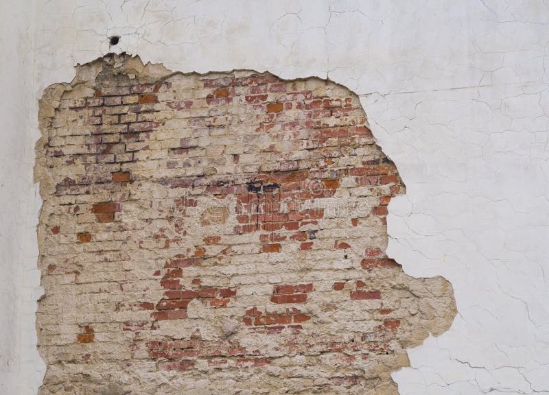 Parete incrinata bianca con il gesso della sbucciatura con il lerciume vi del mattone rosso fotografia stock Parete incrinata bianca con il gesso della sbucciatura con il lerciume vi del mattone rosso fotografia stock