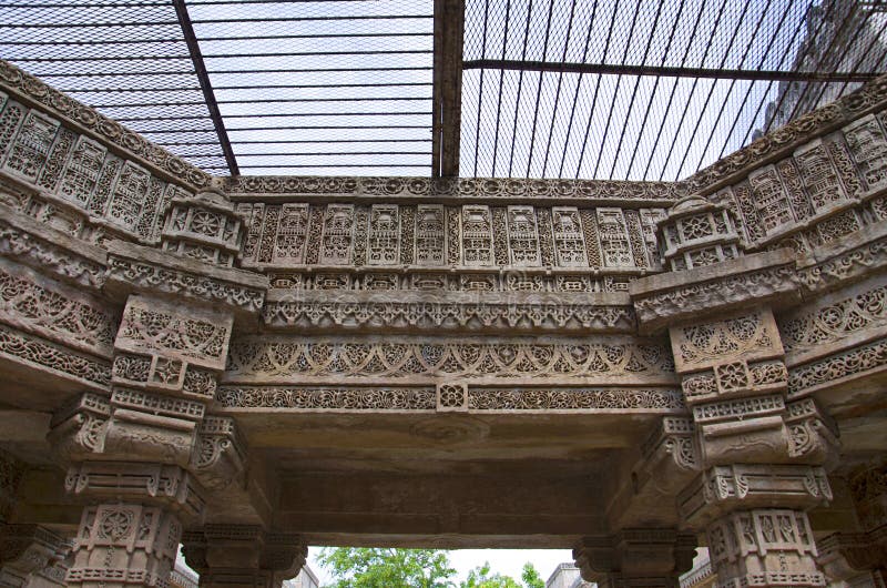 Parete interna scolpita del Ni Vav Stepwell o Rudabai Stepwell di Adalaj È sviluppata nel 1498 da Rana Veer Singh cinque storie i fotografia stock Parete interna scolpita del Ni Vav Stepwell o Rudabai Stepwell di Adalaj È sviluppata nel 1498 da Rana Veer Singh cinque storie i fotografia stock
