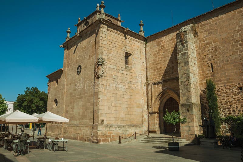 Parete laterale della chiesa con la porta di legno a Caceres fotografia stock libera da diritti Parete laterale della chiesa con la porta di legno a Caceres fotografia stock libera da diritti