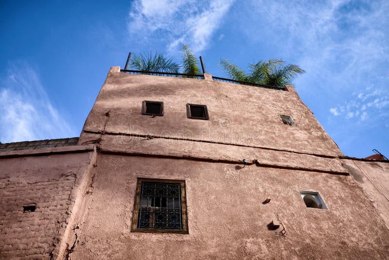 Parete marocchina della casa un giorno soleggiato fotografia stock libera da diritti Parete marocchina della casa un giorno soleggiato fotografia stock libera da diritti