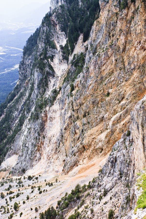 Parete rossa della montagna di Dobratsch, Austria immagine stock Parete rossa della montagna di Dobratsch, Austria immagine stock