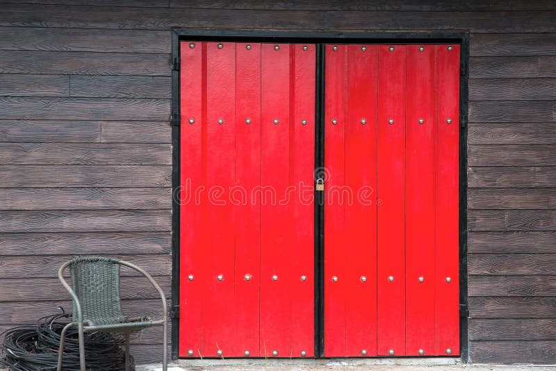 Parete rossa di legno di marrone della finestra fotografia stock libera da diritti Parete rossa di legno di marrone della finestra fotografia stock libera da diritti