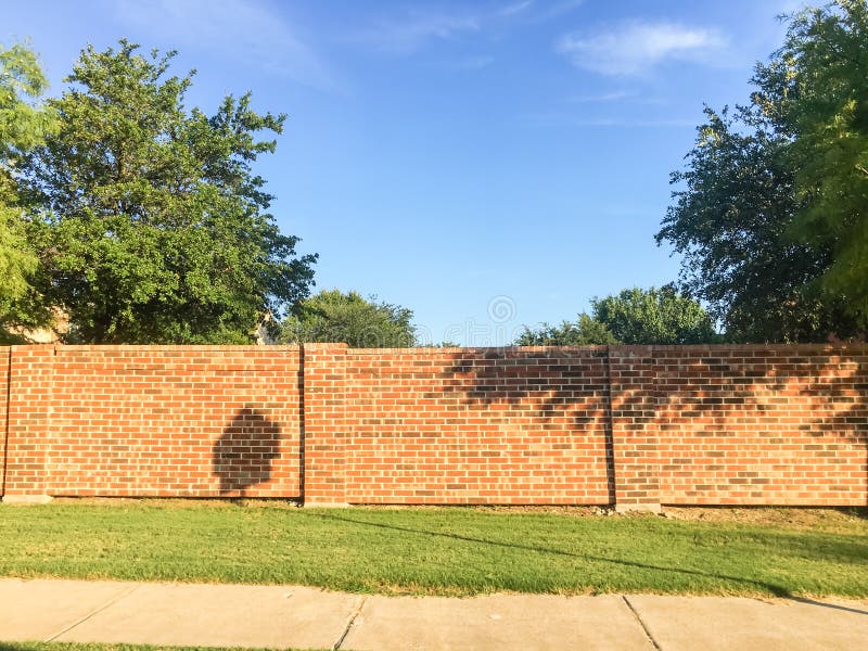 Pareti dello schermo del mattone e pareti sane in Dallas-fortificazione degno area, Te fotografia stock libera da diritti Pareti dello schermo del mattone e pareti sane in Dallas-fortificazione degno area, Te fotografia stock libera da diritti