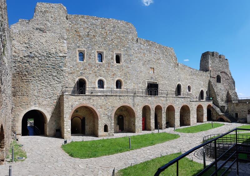 Pareti interne della fortezza medievale storica di Neamt fotografia stock libera da diritti Pareti interne della fortezza medievale storica di Neamt fotografia stock libera da diritti