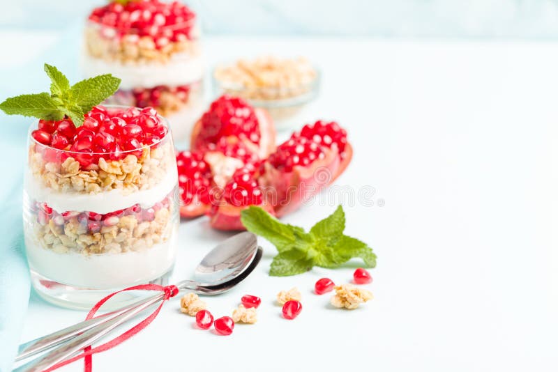 Parfait da romã - sobremesa mergulhada orgânica doce com flocos do granola, iogurte e as sementes maduras do fruto imagens de stock Parfait da romã - sobremesa mergulhada orgânica doce com flocos do granola, iogurte e as sementes maduras do fruto imagens de stock