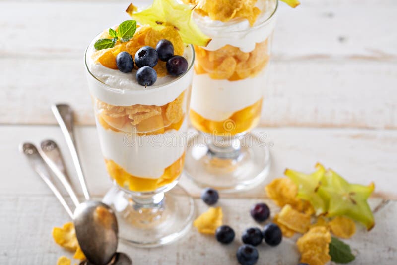 Parfait del cereale del yogurt con il mango fotografie stock libere da diritti Parfait del cereale del yogurt con il mango fotografie stock libere da diritti