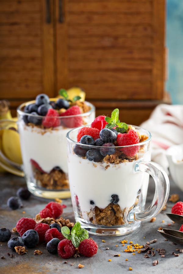 Parfait do iogurte com granola e bagas imagem de stock Parfait do iogurte com granola e bagas imagem de stock