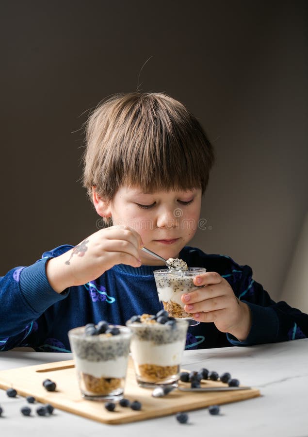 Parfait. il bambino mangia alimenti biologici. verdure sane con vitamine. corretto concetto di nutrizione per i bambini fotografia stock libera da diritti