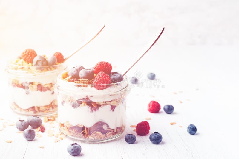 Parfait mit Granola, Beeren und Jogurt in den Gläsern lizenzfreies stockfoto Parfait mit Granola, Beeren und Jogurt in den Gläsern lizenzfreies stockfoto