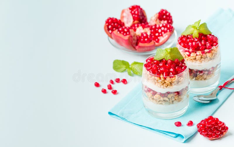 Parfait гранатового дерева - сладостный органический наслоенный десерт с хлопьями granola, югуртом и зрелыми семенами плодоовощ стоковые фотографии rf Parfait гранатового дерева - сладостный органический наслоенный десерт с хлопьями granola, югуртом и зрелыми семенами плодоовощ стоковые фотографии rf