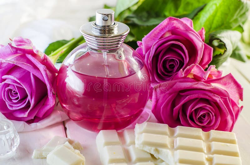 Parfum avec le parfum des roses et du chocolat blanc photo libre de droits