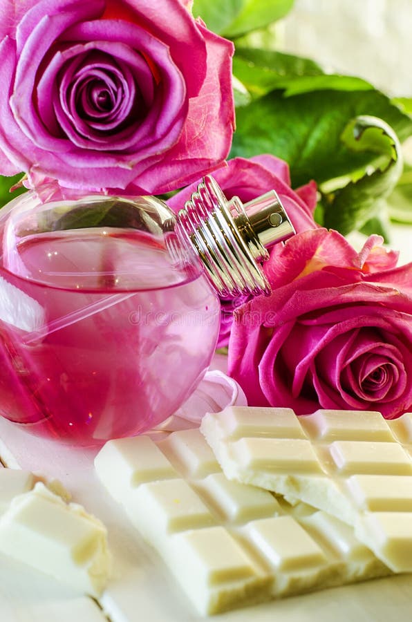 Parfum avec le parfum des roses et du chocolat blanc images stock