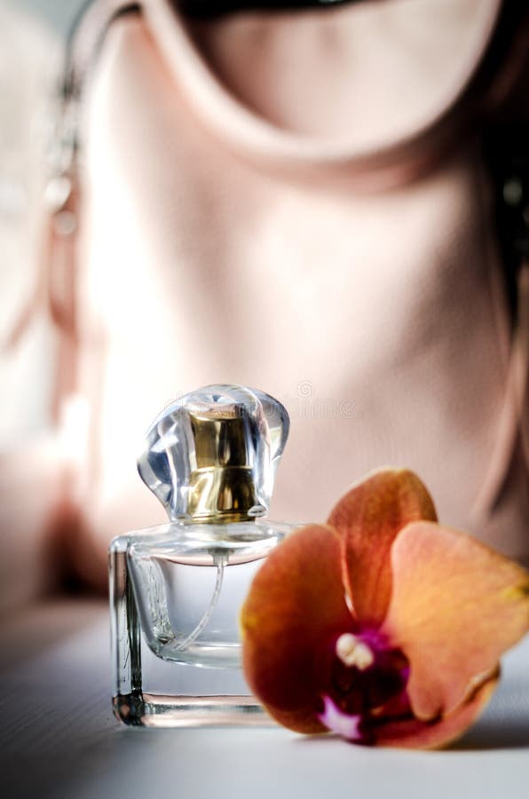 Parfum dans une bouteille images stock