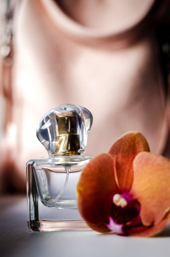 Parfum dans une bouteille images stock