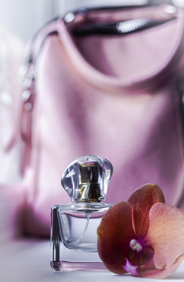 Parfum dans une bouteille photographie stock libre de droits