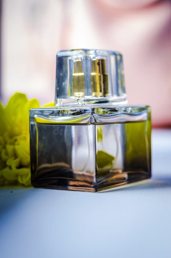 Parfum dans une bouteille photographie stock
