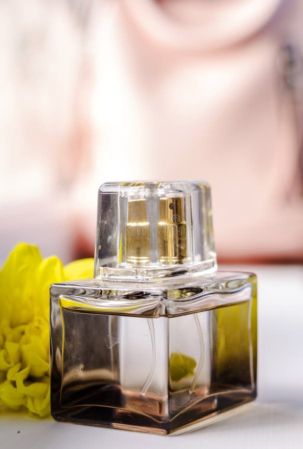 Parfum dans une bouteille photos libres de droits