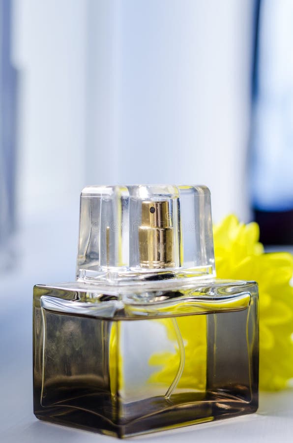 Parfum dans une bouteille photos stock