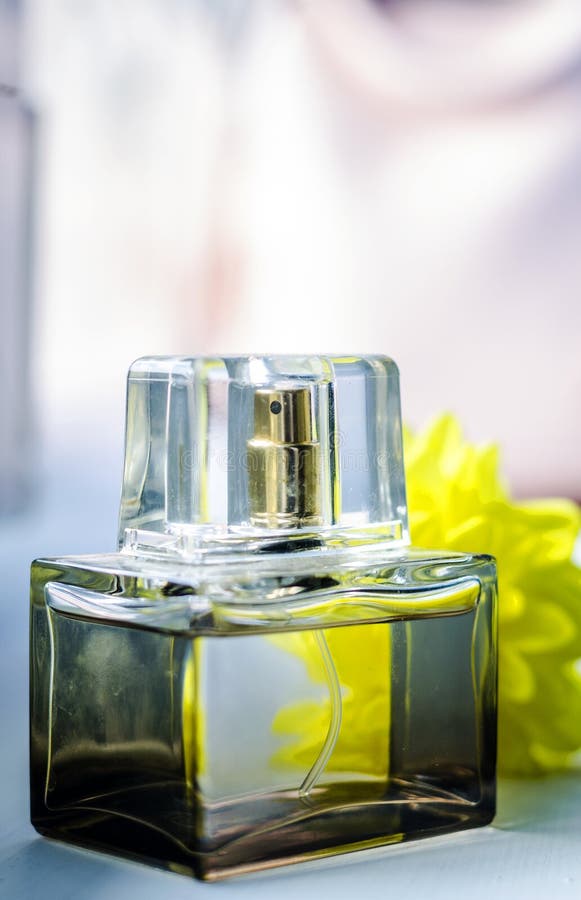 Parfum dans une bouteille photographie stock
