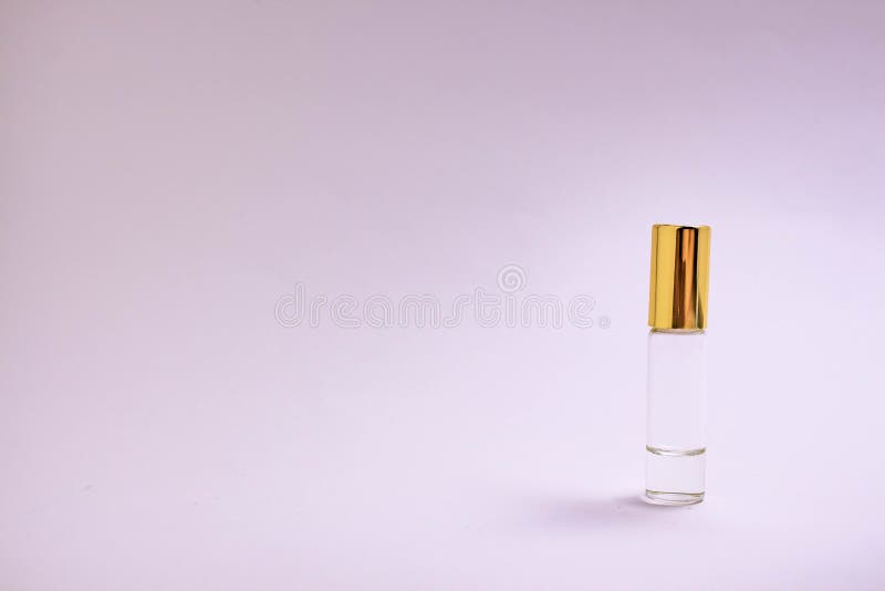 Parfummeetapparaat De kleine fles van het parfumglas met gouden GLB Ruimtetekst Het concept minimalism Model stock foto's Parfummeetapparaat De kleine fles van het parfumglas met gouden GLB Ruimtetekst Het concept minimalism Model stock foto's