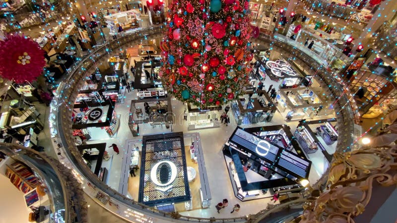 Parfym- och kosmetikabutiker på golvet i lafayette shoppingcenter på en christmas-toppvy