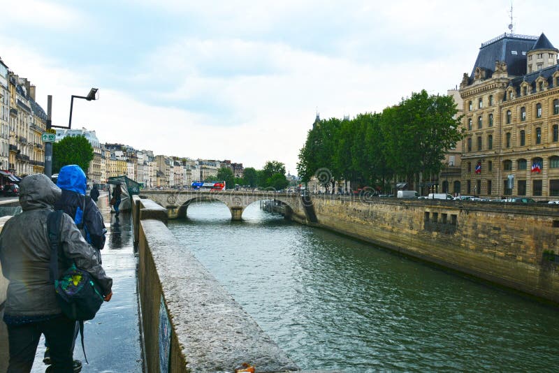 Parigi, France-25 05 2019: Saint Michel del ponte e palazzo reale di Conciergerieformer del castello fotografie stock Parigi, France-25 05 2019: Saint Michel del ponte e palazzo reale di Conciergerieformer del castello fotografie stock