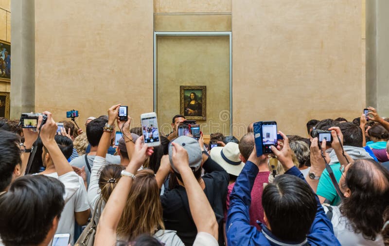 PARIGI, FRANCIA - 18 agosto 2017: Gli ospiti prendono la foto di Mona Lis immagine stock PARIGI, FRANCIA - 18 agosto 2017: Gli ospiti prendono la foto di Mona Lis immagine stock