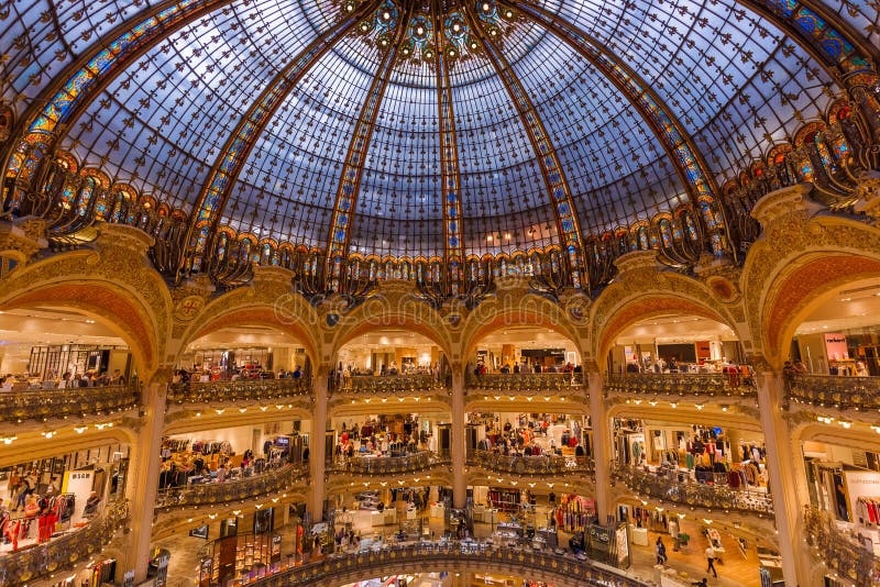 PARIGI, FRANCIA - 16 agosto 2017: Interno del Galeries Lafaye fotografie stock libere da diritti PARIGI, FRANCIA - 16 agosto 2017: Interno del Galeries Lafaye fotografie stock libere da diritti