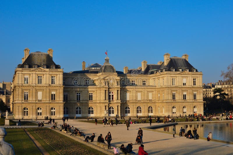 Parigi, Francia - 02/08/2015: Giardini del Lussemburgo fotografia stock libera da diritti Parigi, Francia - 02/08/2015: Giardini del Lussemburgo fotografia stock libera da diritti
