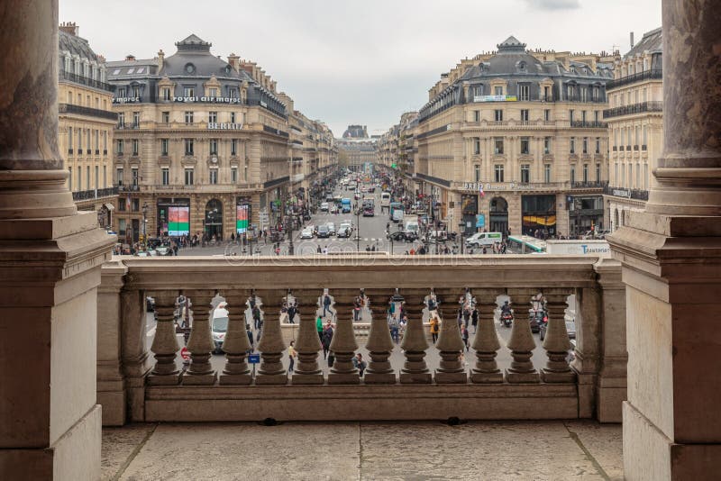 Parigi, Francia, il 31 marzo 2017: Balcone dell'opera de nazionale Parigi Garnier Palace - costruzione di opera di neo-barocco immagine stock libera da diritti Parigi, Francia, il 31 marzo 2017: Balcone dell'opera de nazionale Parigi Garnier Palace - costruzione di opera di neo-barocco immagine stock libera da diritti