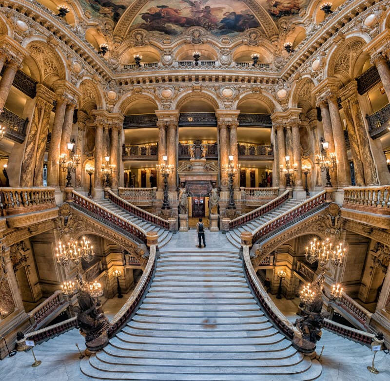 PARIGI, FRANCIA - 3 MAGGIO 2016: vista interna di Parigi di opera della scala. PARIGI, FRANCIA - 3 MAGGIO 2016: l'opera di Parigi è l'opera lirica primaria della Francia È stato fondato nel 1669 dai Luigi XIV