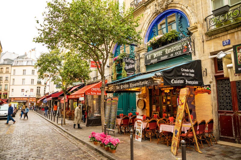 Parigi, Francia - 24 04 2019: Quarto latino Via stretta di Parigi fra le vecchi case e caff? parigini tradizionali dentro