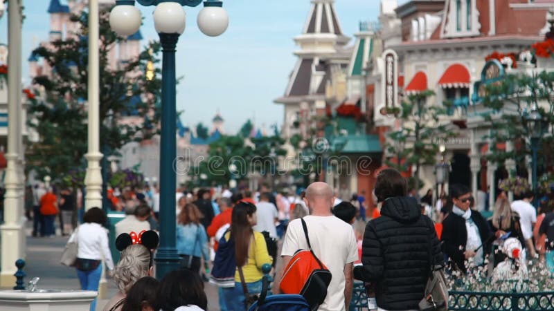 PARIGI, FRANCIA - 7 SETTEMBRE 2017: Disneyland e folla della gente che cammina dopo loro Il parco riceve intorno dodici