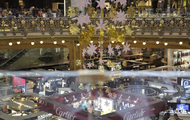 Parigi, interno augusto di 17,2013-Galeries La Fayette immagini stock libere da diritti Parigi, interno augusto di 17,2013-Galeries La Fayette immagini stock libere da diritti