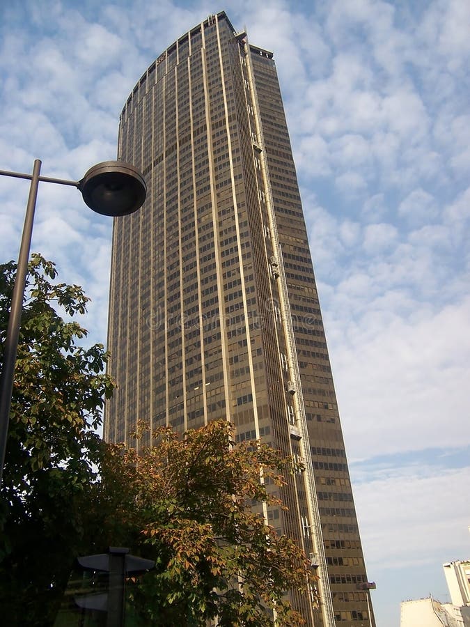 Parijs, 06 Frankrijk-Augustus, 2009: Lage hoekmening van de Montparnasse-Toren in Parijs, Frankrijk royalty-vrije stock foto's Parijs, 06 Frankrijk-Augustus, 2009: Lage hoekmening van de Montparnasse-Toren in Parijs, Frankrijk royalty-vrije stock foto's