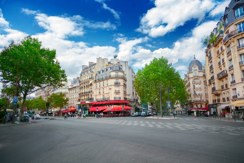 Parijs, Frankrijk - Augustus 8, 2018: Stadsmening van Boulevard du Montpa royalty-vrije stock afbeelding Parijs, Frankrijk - Augustus 8, 2018: Stadsmening van Boulevard du Montpa royalty-vrije stock afbeelding