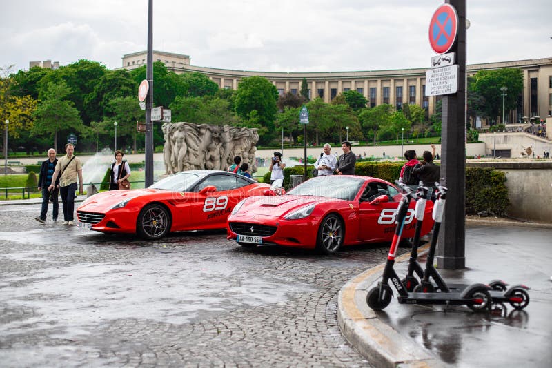 PARIJS, FRANKRIJK, Avenue des Naties Unies - MEI 25, 2019: Ferrari-huur in Parijs U kunt één van rood Ferrari berijden die is stock fotografie PARIJS, FRANKRIJK, Avenue des Naties Unies - MEI 25, 2019: Ferrari-huur in Parijs U kunt één van rood Ferrari berijden die is stock fotografie