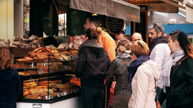 PARIJS, FRANKRIJK - OKTOBER 7, 2017 De klanten bij gebakje blokkeren op de straat stock fotografie PARIJS, FRANKRIJK - OKTOBER 7, 2017 De klanten bij gebakje blokkeren op de straat stock fotografie