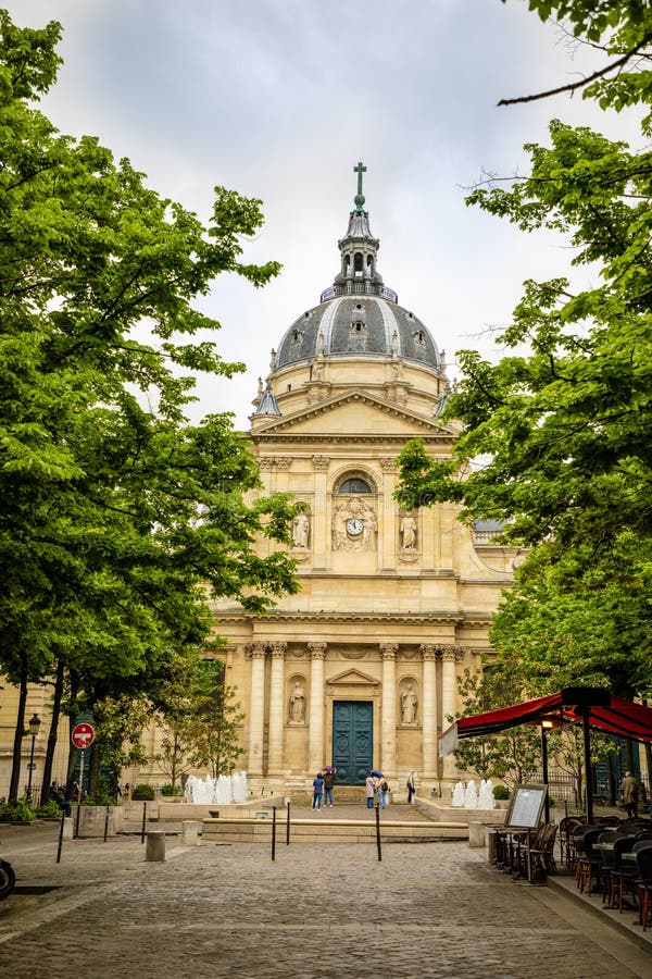 Parijs, Frankrijk - 24 04 2019: Sorbonnevierkant en Universiteit DE Sorbonne, één van de eerste universiteiten van middeleeuwse U royalty-vrije stock foto Parijs, Frankrijk - 24 04 2019: Sorbonnevierkant en Universiteit DE Sorbonne, één van de eerste universiteiten van middeleeuwse U royalty-vrije stock foto
