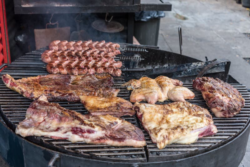 Parillada in un ristorante nella vicinanza di Boca della La a Buenos Aires, Argentina fotografia stock Parillada in un ristorante nella vicinanza di Boca della La a Buenos Aires, Argentina fotografia stock