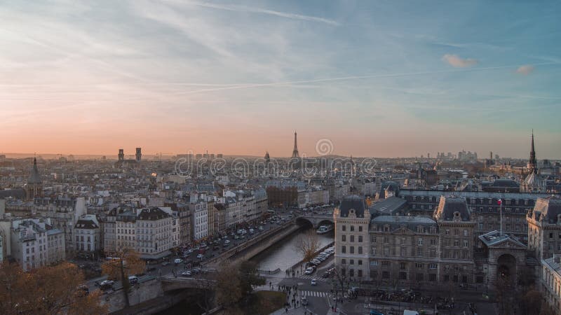 Krásny mesto upláchnout z paríž, francúzsko.