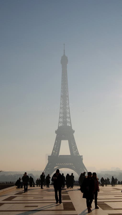 Eine schöne Aufnahme des Eiffelturms, Paris in Nebel am morgen, Frankreich.