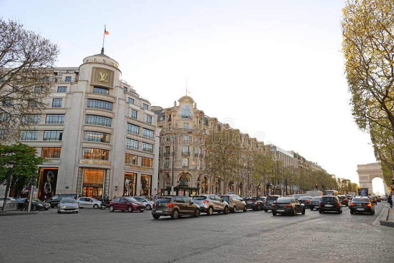 PARIS-APR 15: Kunder är på köen som skriver in Louis Vuitton, shoppar på Champs-Elysees på April 15,2015 i Paris, Frankrike Louis arkivbild PARIS-APR 15: Kunder är på köen som skriver in Louis Vuitton, shoppar på Champs-Elysees på April 15,2015 i Paris, Frankrike Louis arkivbild