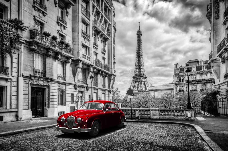 Paris artística, França Torre Eiffel vista da rua com o carro retro vermelho da limusina Paris artística, França Torre Eiffel vista da rua com o carro retro vermelho da limusina