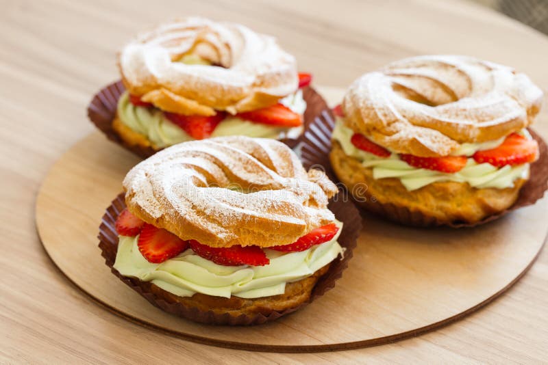 eenzaam Harde ring Hangen Paris Brest, Cream Puff Rings with Pistachio Cream and Fresh Strawberry,  Traditional French Choux Pastry Stock Image - Image of cake, homemade:  120767135
