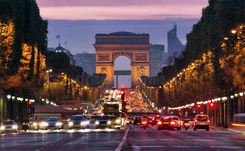 Operazione arco Parigi Francia di notte.